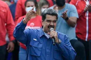El presidente de Venezuela, Nicolás Maduro, pronuncia un discurso durante una marcha por el Día de la Juventud, en Caracas, Venezuela, sl a´bado 12 de febrero de 2022. (AP Foto/Matias Delacroix)