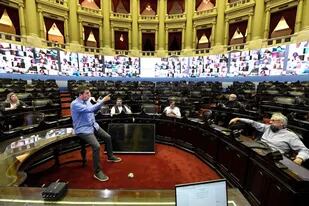 Sergio Massa recorrió la instalación de una pantalla gigante junto a legisladores de la oposición