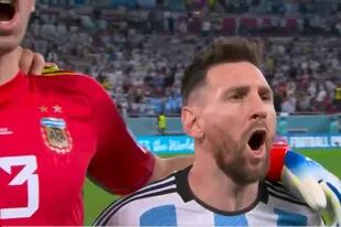 Messi canta el Himno nacional en el partido contra Australia.