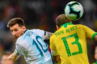 Lionel Messi y Dani Alves compartieron cancha, como compañeros y rivales: hoy el brasileño tiene otra realidad