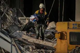 Equipos de rescate con ayuda de maquinaria pesada retiran escombros del lugar de una explosión letal que dañó el Hotel Saratoga en La Habana, el viernes 6 de mayo de 2022. (AP Foto/Ramón Espinosa)
