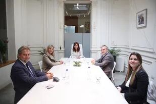 Cristina Kirchner, con los legisladores santafesinos Marcelo Lewandowski, María de los Ángeles Sacnun, Roberto Mirabella y Magalí Mastaler.