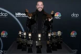 Post Malone posa feliz con todos sus premios Billboard
