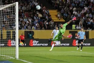 Fernando Muslera vuela, pero no podrá con formidable remate al ángulo de Di María. Fue el 1-0 para Argentina en el Campeón del Siglo