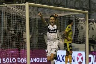 Soldano celebra uno de sus dos goles a Flandria, por la Copa Argentina (Prensa Copa Argentina)