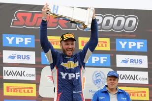 Agustín Canapino festeja la victoria en Rosario; el arrecifeño es el nuevo puntero del campeonato de Súper TC2000, a falta de dos carreras