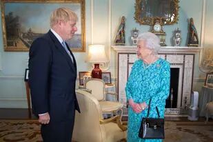 La reina Isabel II recibió hoy a Boris Johnson en el Palacio de Buckinham y le encargó formar gobierno