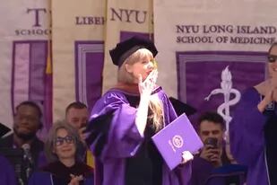 Taylor Swift lanza besos a los graduados durante su discurso en la Universidad de Nueva York