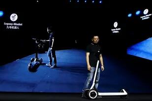 Wang Ye, presidente de Ninebot, durante la presentación del KickScooter T60, el scooter eléctrico que vuelve de forma autónoma al puesto de recarga