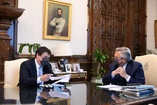 El ministro de Trabajo, Claudio Moroni, junto al presidente Alberto Fernández, en la Casa Rosada
