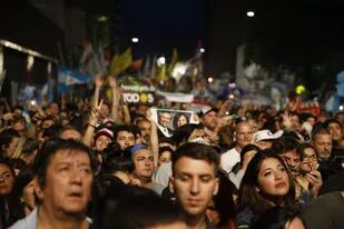 Los militantes del partido festejan en Chacarita