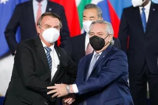 Jair Bolsonaro y Alberto Fernández posan juntos para la foto en la reunión del G-20 en Roma