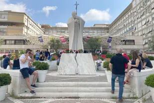 Estatua de Juan Pablo II fuera del hospital Agostino Gemelli, donde se encuentra el Papa
