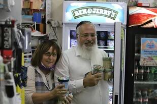 Una pareja de israelíes compran helados Ben & Jerry's, en el supermercado Turjeman, en el asentamiento judío Neve Daniel de Cisjordania