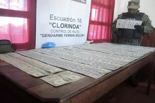 Los gendarmes decomisaron US$ 30.000 que estaban ocultos en un camión interceptado en Clorinda