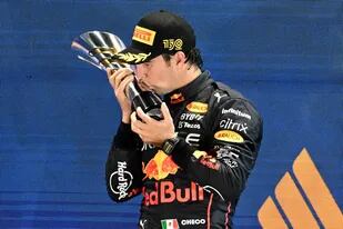 El mexicano 'Checo' Pérez, de Red Bull, alcanzó su segunda victoria del campeonato y la cuarta en su carrera