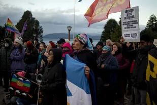 Una marcha mapuche en cercanías del lago Mascardi
