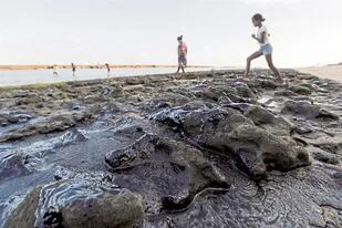 El petróleo tiñó de negro la playa de Pontal do Coruripe, en el estado de Alagoas
