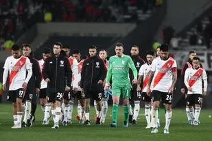 La frustración del capitán Enzo Pérez y Franco Armani, por delante del grupo de jugadores que se va del campo de juego tras la derrota con Godoy Cruz