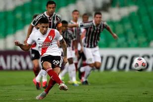 Gonzalo Montiel, un especialista en penales, marcó de derecha y con un remate alto el 1-0 de River sobre Fluminense en el Maracaná