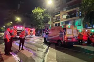 El video que muestra a uno de los jóvenes escapar por la ventana del dramático incendio en Córdoba
