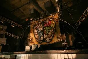 La bandera con el arte del disco Rocanroles sin destino que Callejeros usó para sus shows en diciembre de 2004 quedó colgada por años en el interior de Cromañón