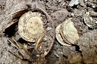 Una pareja desenterró decenas de monedas de oro que descubrieron bajo el piso de su cocina