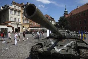 La gente visita una exposición al aire libre de tanques y vehículos blindados rusos dañados y quemados en la Plaza del Castillo, en Varsovia, Polonia, el lunes 27 de junio de 2022.