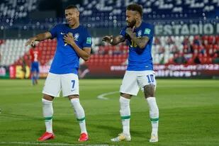 Richarlison y Neymar celebran en la victoria ante Paraguay por 2-0, por las eliminatorias para el Mundial de Qatar 2022; la organización de la Copa América trajo inconvenientes entre el plantel dirigido por Tite y la CBF