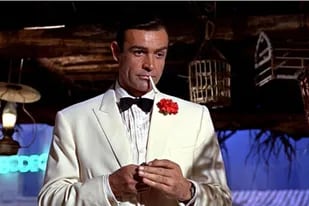 Sean Connery, quien murió a los 90 años, en una típica pose de Bond, a quien le otorgó su infinita confianza y poder de seducción