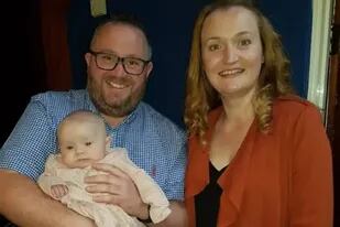 Andrew y Catherine Jeans junto a su hija Rose (Foto: Catherine Jeans/Media Gales)