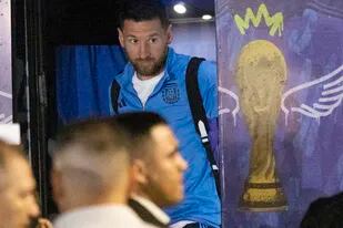 Lionel Messi baja del micro; la llegada de la selección a Santiago del Estero se desbordó con las muestras de afecto al plantel