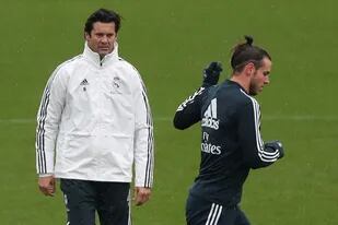 Santiago Solari con Gareth Bale, uno de los más cuestionados por su actuación ante Barcelona