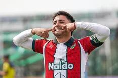 El goleador de Sarmiento y un hecho insólito: se sacó el short para cambiarlo con un hincha por figus del Mundial