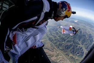 Andy Farrington y Luke Aikens saltan en paracaídas en el campo de entrenamiento en Los Álamos, California, EE. UU.