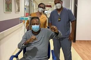 Una de las últimas fotos de Pelé en la clínica donde lo tratan de su enfermedad; el astro brasileño irá a su casa para las fiestas