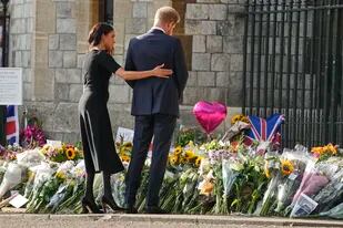 Harry y Meghan miran las ofrendas florales afuera del castillo de Windsor