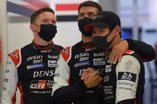 Mike Conway observa el saludo de José María Pechito López al japonés Kamui Kobayashi, que marcó el mejor tiempo en la Hyperpole de las 24 Horas de Le Mans; el Toyota GR10 Hybrid N°7 se enseñó dominante en el circuito de La Sarthe