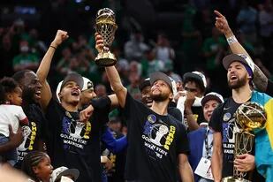 Stephen Curry con su primer MVP de finales de la NBA, siempre con Draymond Green y Klay Thompson muy cerca; un Big Three de película