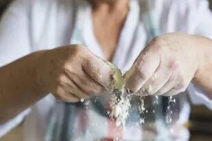Los expertos recomiendan lavar la tabla y el cuchillo después de haber manipulado alimentos crudos