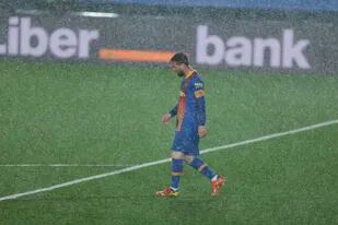 Messi, solo y bajo un diluvio durante la derrota de Barcelona ante Real Madrid