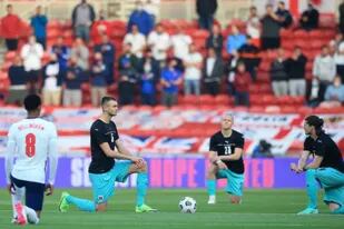 Los  futbolistas de Inglaterra y Austria hacen un gesto simbólico internacional contra el racismo, ante reacciones contrapuestas de los espectadores.