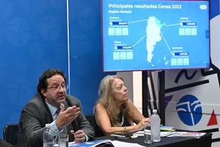 Marco Lavagna, titular del Indec, y la directora nacional de Estadísticas Sociales y de Población, Gladys Massé, en la presentación de los datos del Censo 2022