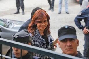 Cristina Kirchner al llegar a los tribunales de Comodoro Py para declarar ante al Juez Casanello