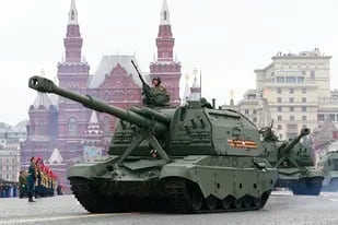 Tanques rusos circulan por la Plaza Roja durante un desfile en mayo de 2021. En la vida real las cosas no lucen tan bien como preveían los altos mandos