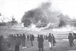 El incendio de una de las tribunas del estadio de GEBA