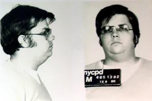 Mark David Chapman fue detenido la noche del 8 de diciembre de 1980 tras haber asesinado a John Lennon. Esperó a la policía en la escena con una copia de El guardián entre el centeno (Salinger), una de sus profundas obsesiones