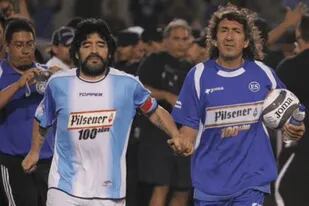 Diego Maradona y "Mágico" González, en un partido de showbol de 2006
