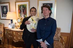Marina Picasso con su hijo Florian y la obra original del artista, que inspirará las piezas NFT