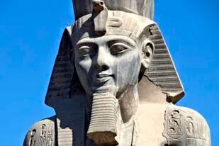Para cumplir con la reglamentación de Francia, donde la momia debía ser restaurada, Egipto tuvo que emitir documentación especial para el faraón que había reinado hacía más de 3000 años